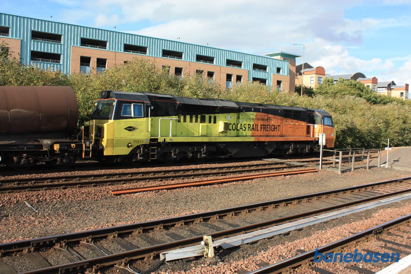 Et godstog med tankvogne til Aberdeen er på vej ind på stationen