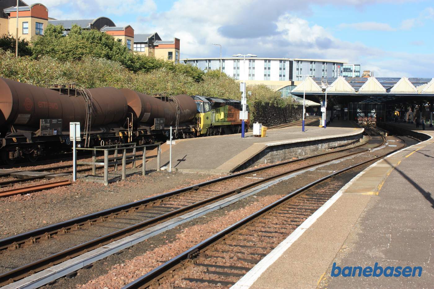 Et godstog med tankvogne til Aberdeen er på vej gennem stationen