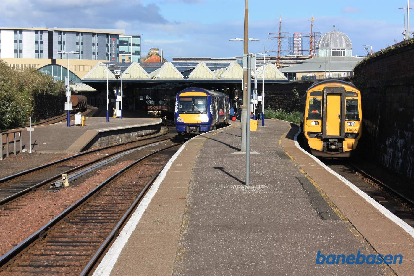 Persontoget til venstre skal senere til Edinburgh mens toget til højre er på vej til Glasgow