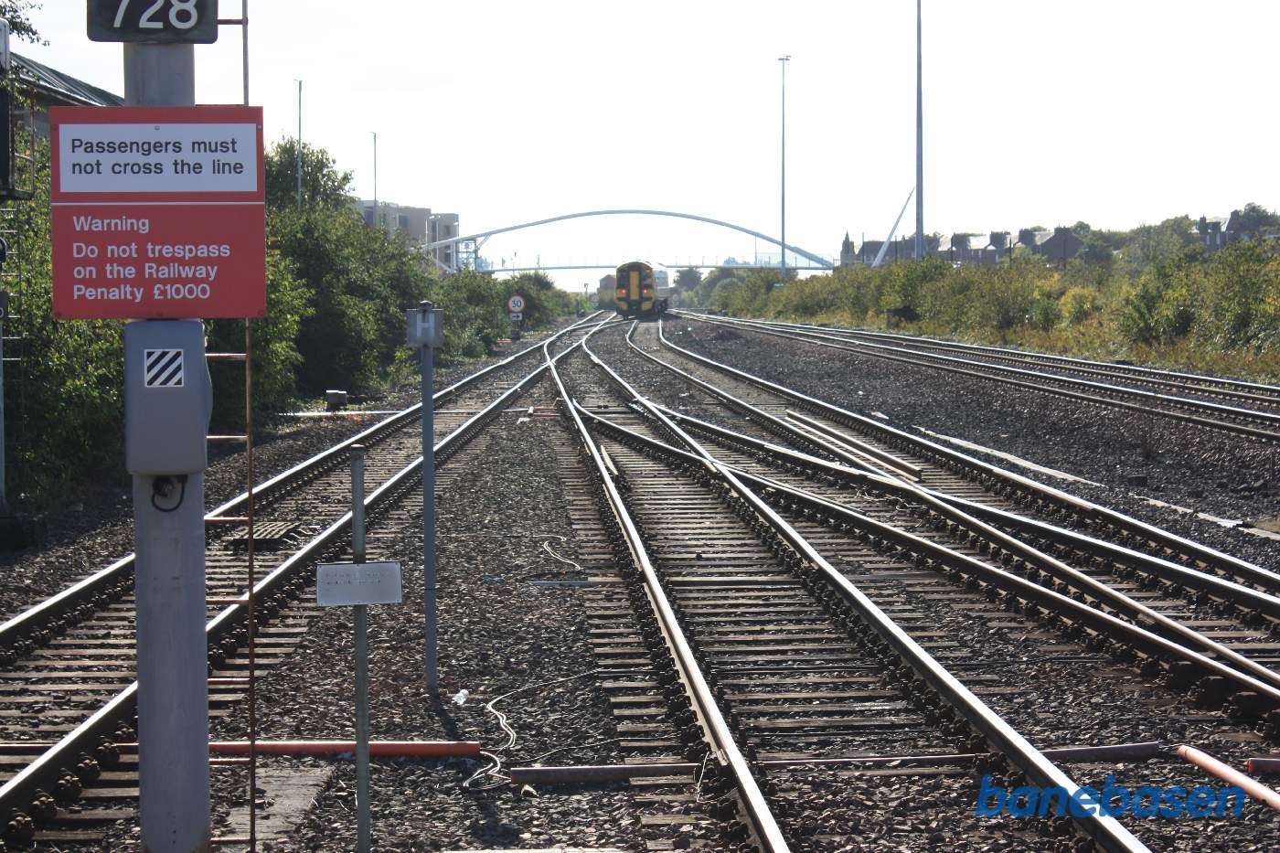 Tog mod Perth og Glasgow på vej ud af stationen