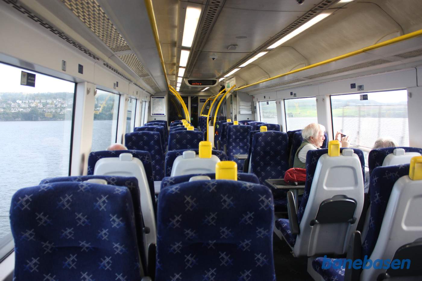 Et vue af passagerafdelingen, mens toget kører over Tay Bridge i retning mod Edinburgh