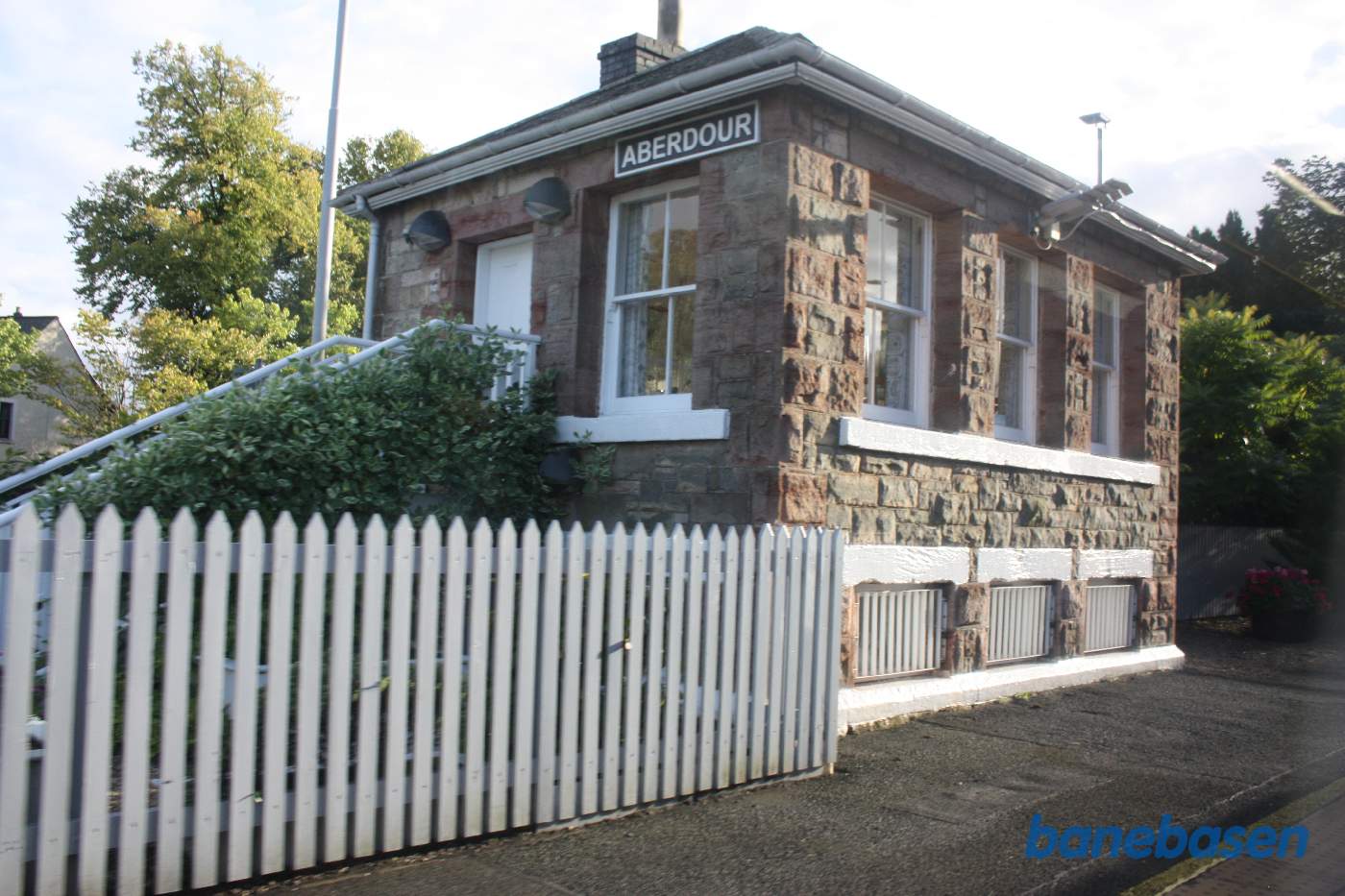 Et skud ud af togvinduet af signalhuset