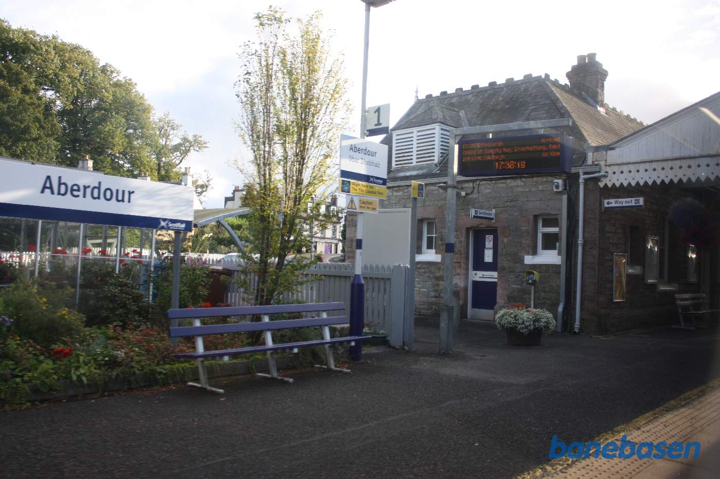 Et skud ud af togvinduet af perron og station