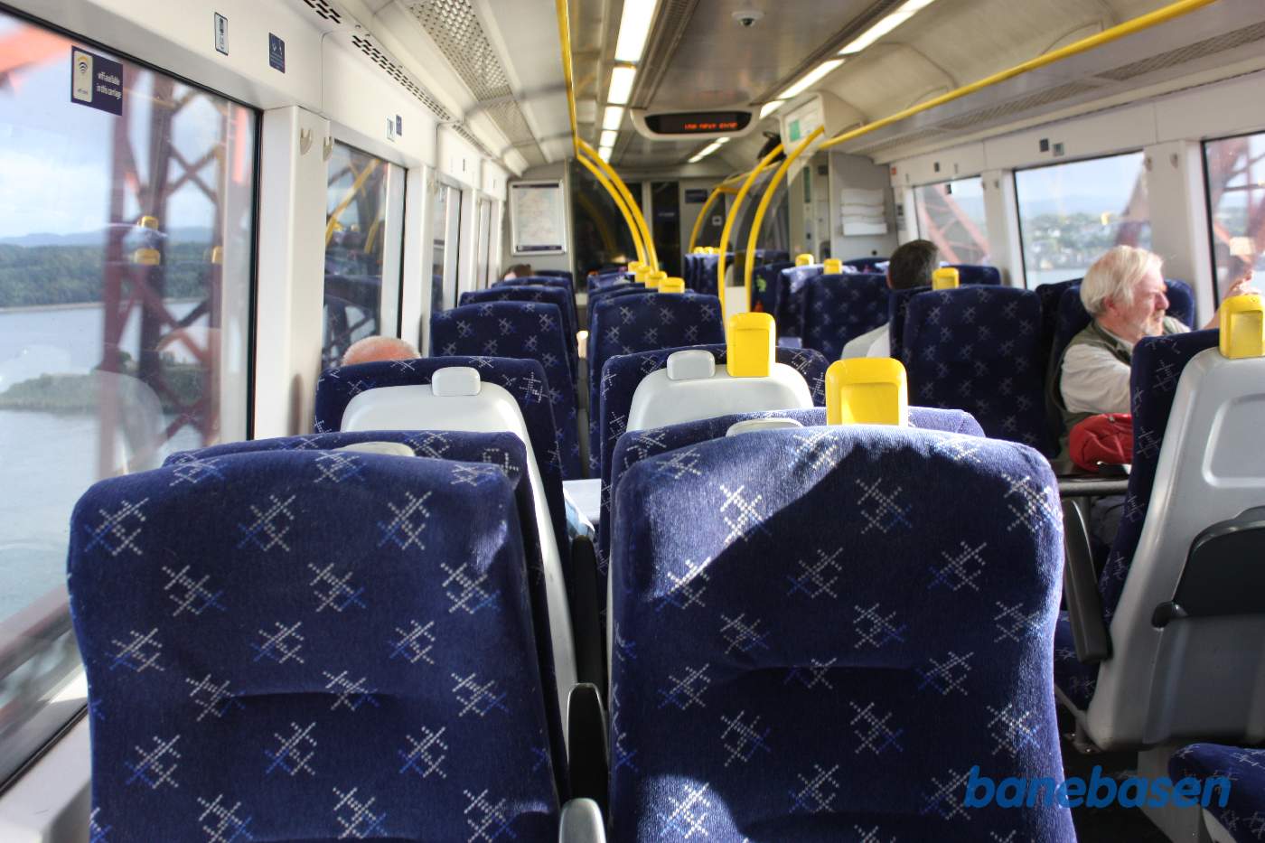 Et vue af passagerafdelingen, mens toget kører over Firth of Forth Bridge i retning mod Edinburgh. Man kan se de kraftige tårne udenfor vinduet. Broen er dobbeltsporet