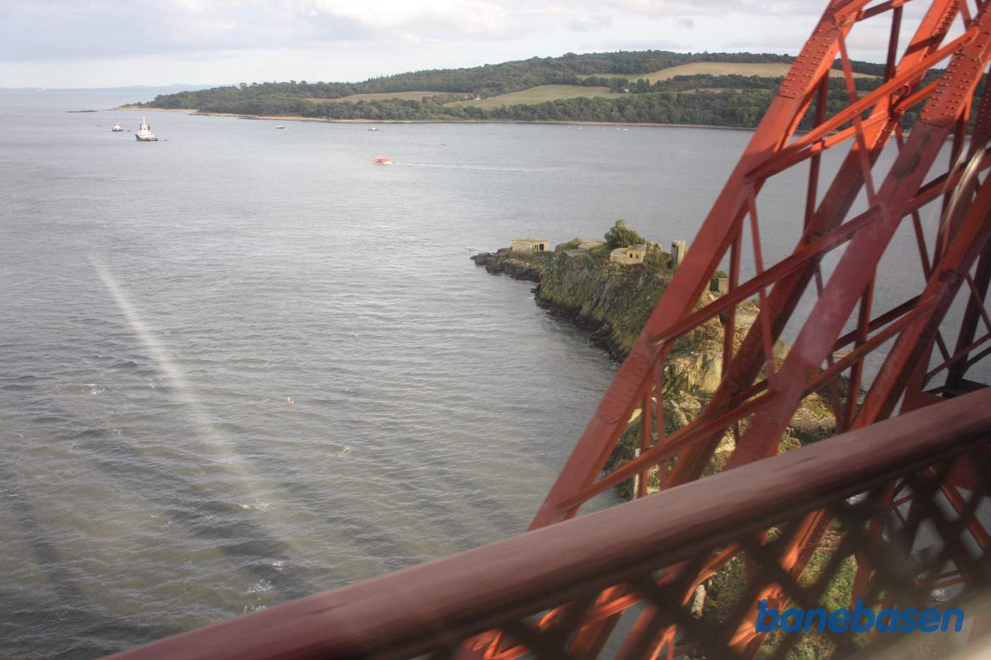 Et skud ud af togvinduet af den lille ø med Inch Garvie Castle