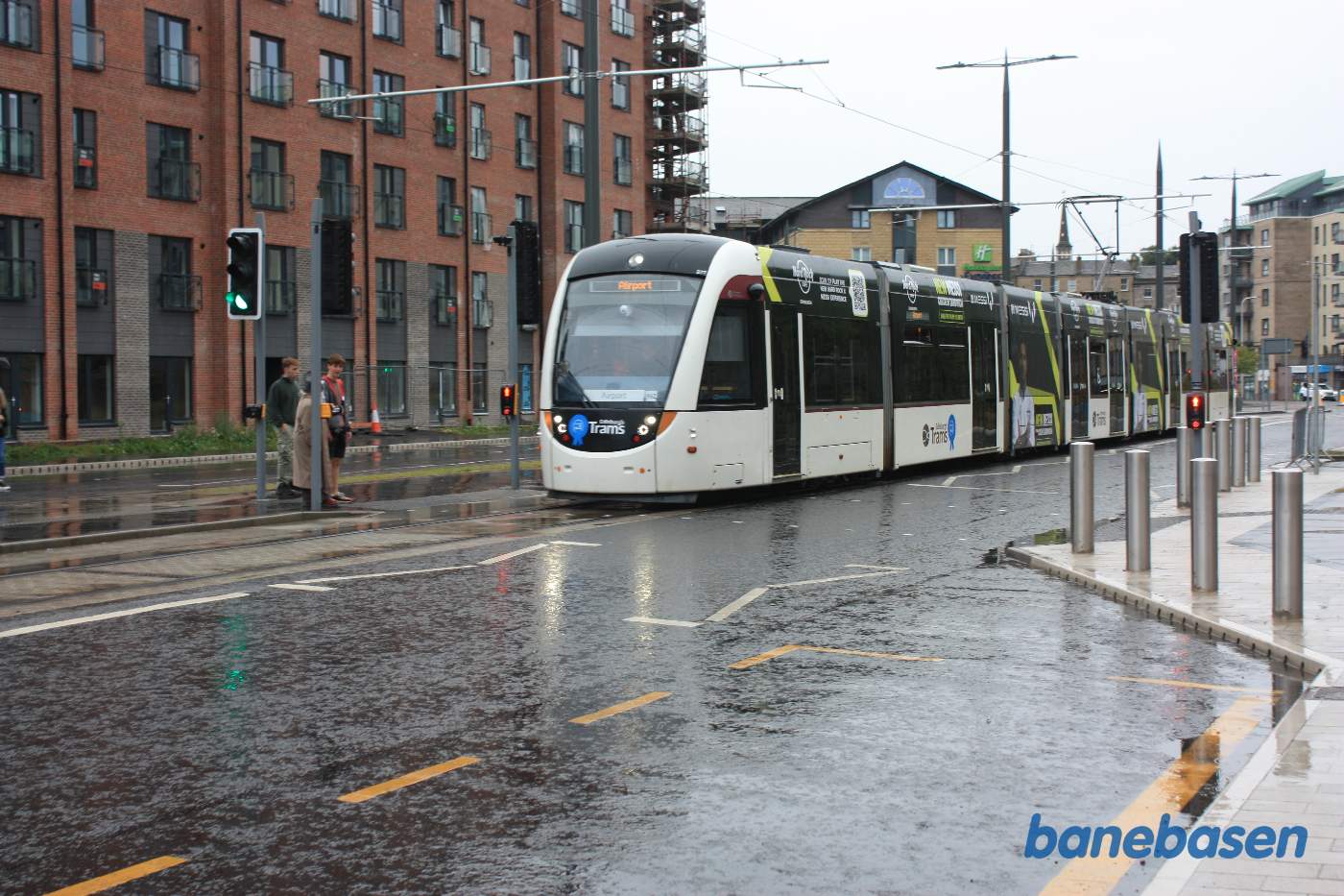 Sporvogn til lufthavnen ses her i regnvejr nær havnen