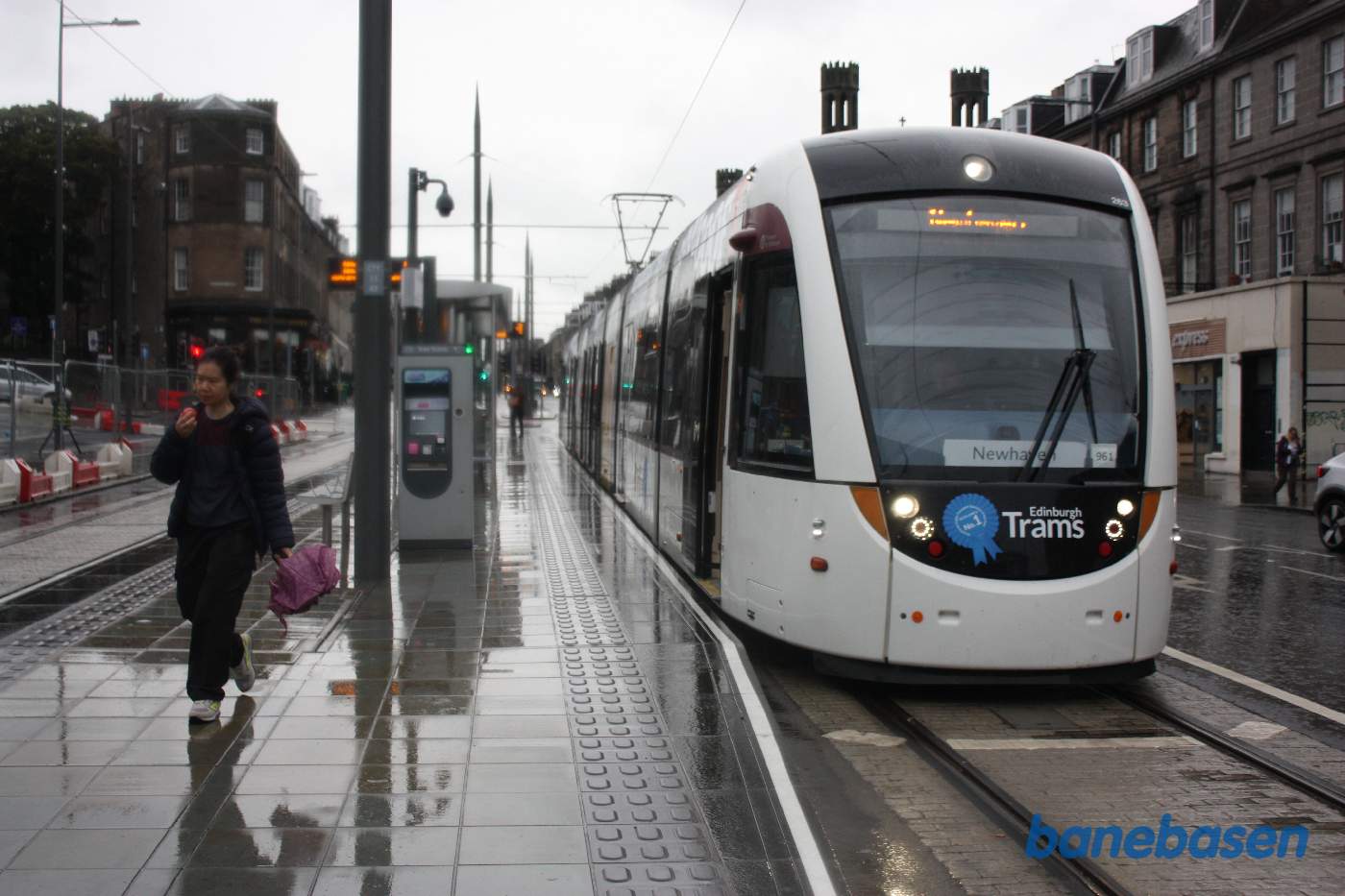 Sporvogn til Newhaven ses her i regnvejr ved stoppestedet Picardy Place