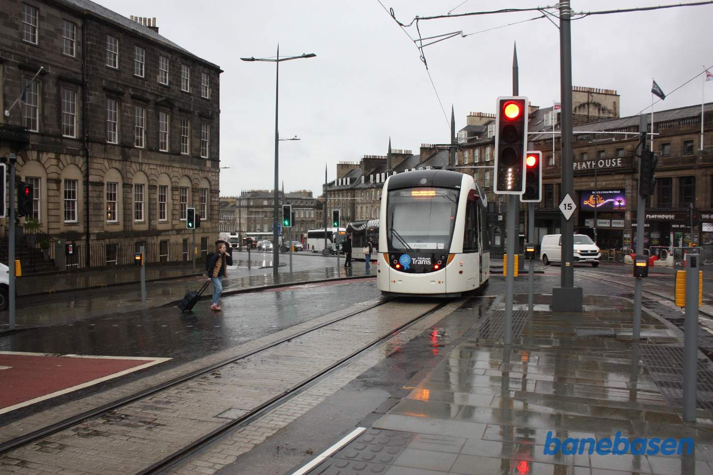 Sporvogn til Newhaven ses her i regnvejr forlade stoppestedet Picardy Place