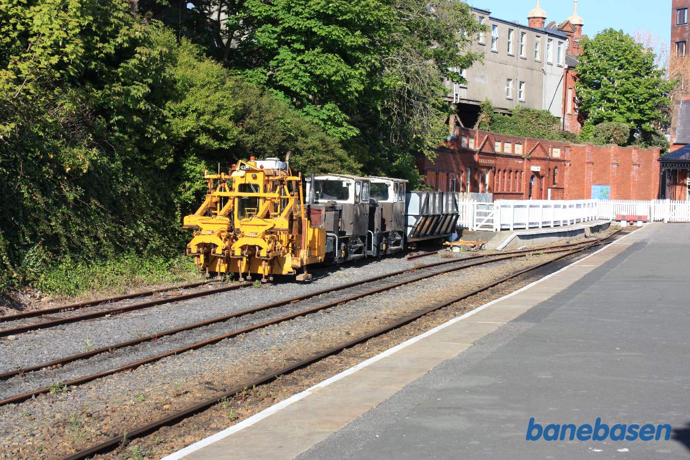 Gule arbejdskøretøjer i sidesporet