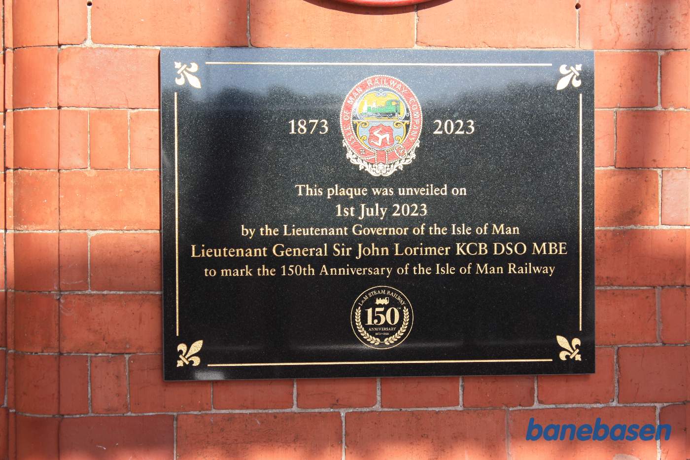 Mindetavle på stationsmuren for banens 150 års jubilæum i 2023