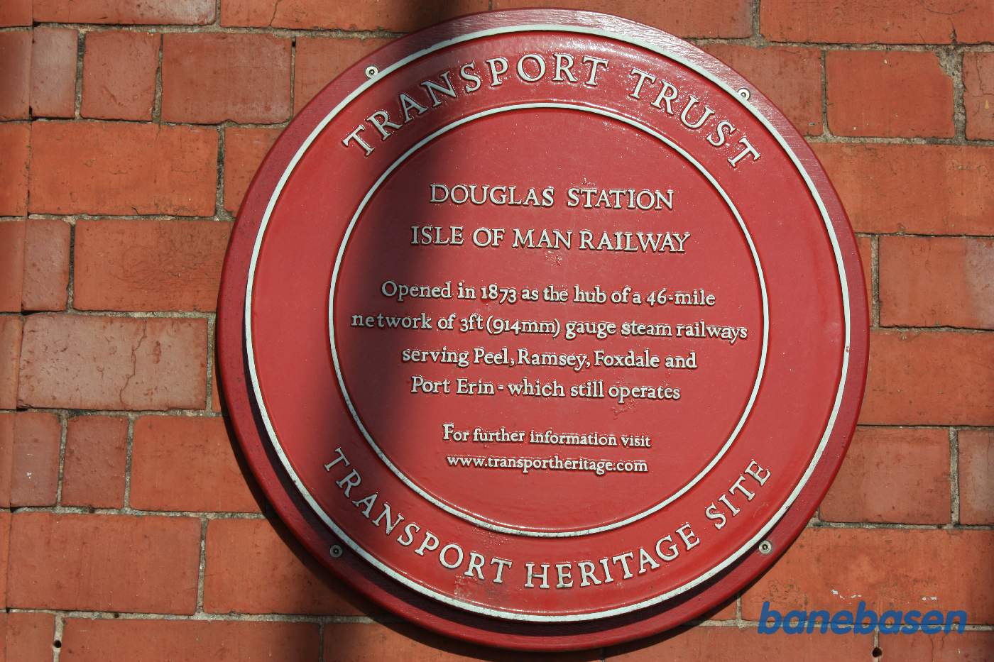 Mindetavle på stationsmuren for banen der åbnede i 1873