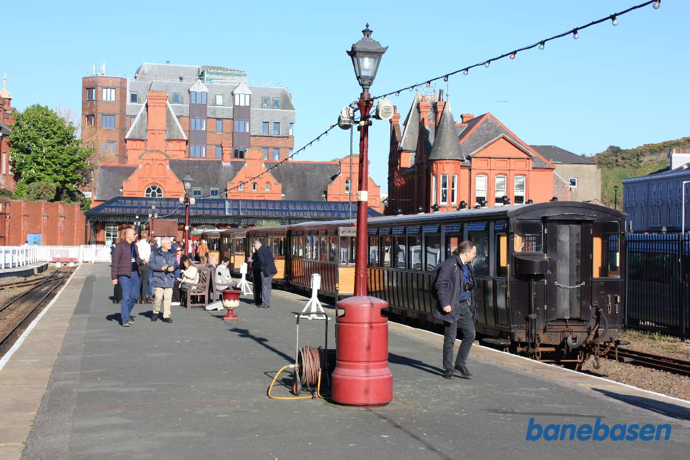 Persontoget holder klar i perronsporet og gæsterne er begyndt at indfinde sig