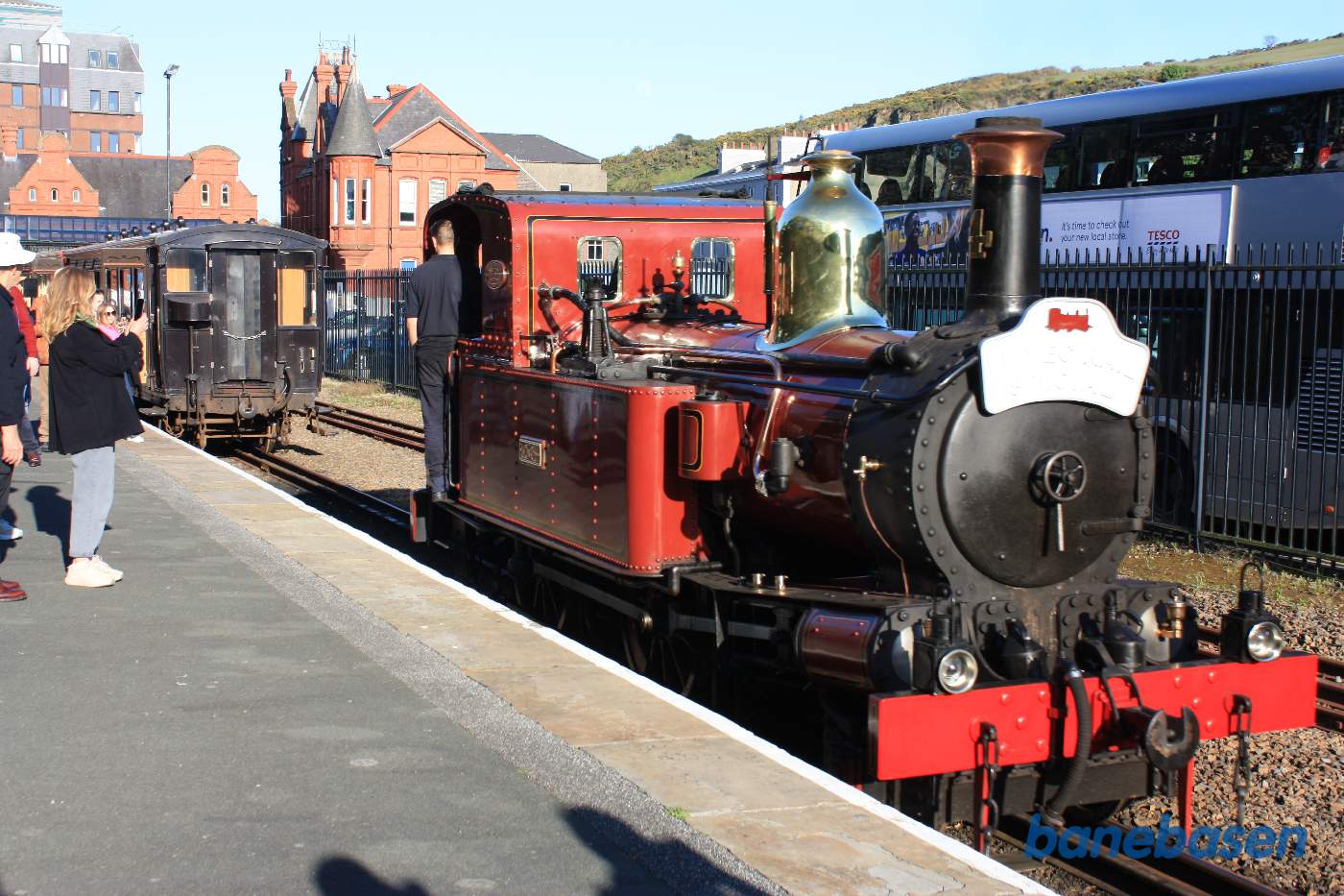 Damplokomotivet rangeres ned på vognene