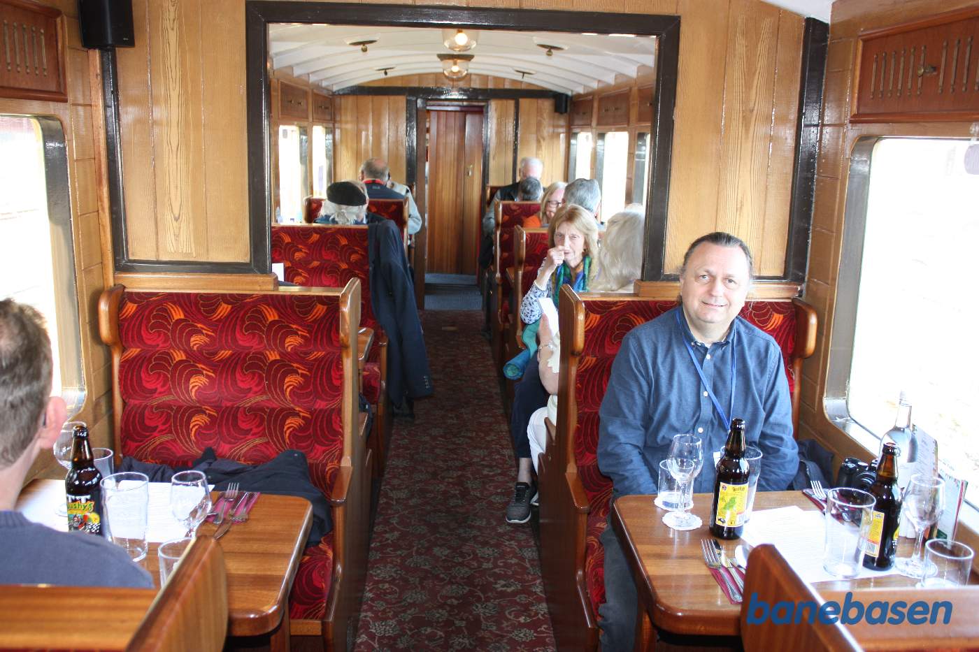 Personvogn set indefra. Der er dækket op til spisning