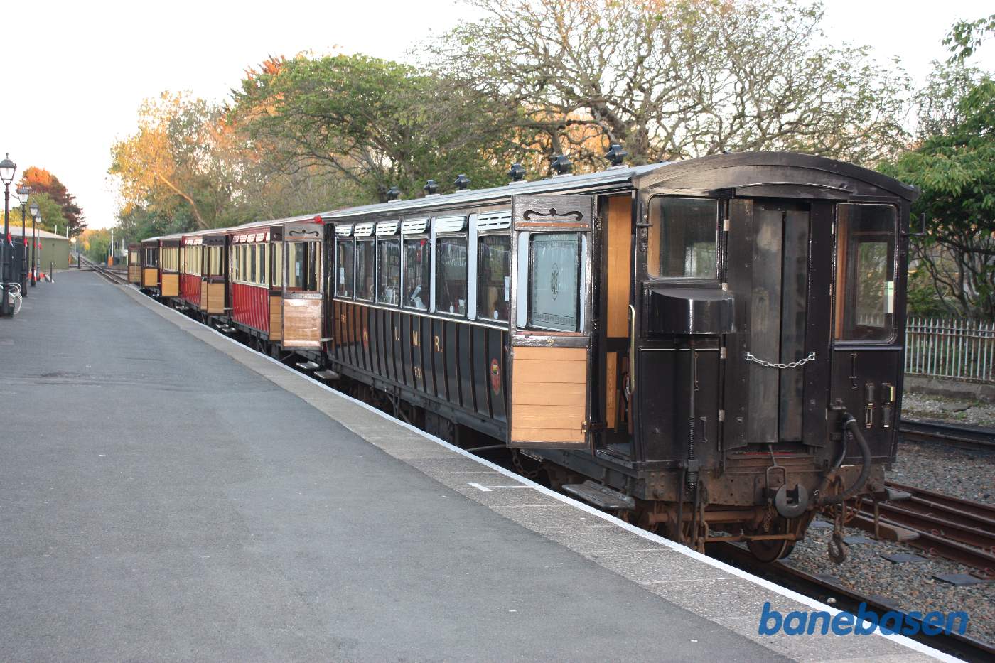 Persontoget holder ved perron, alle gæsterne er gået