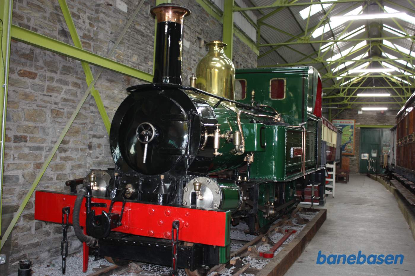 Grønt damplokomotiv set forfra