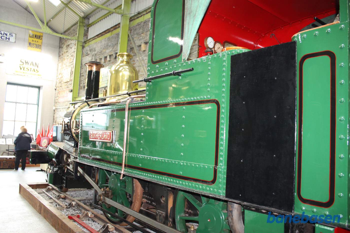 Grønt damplokomotiv set fra siden