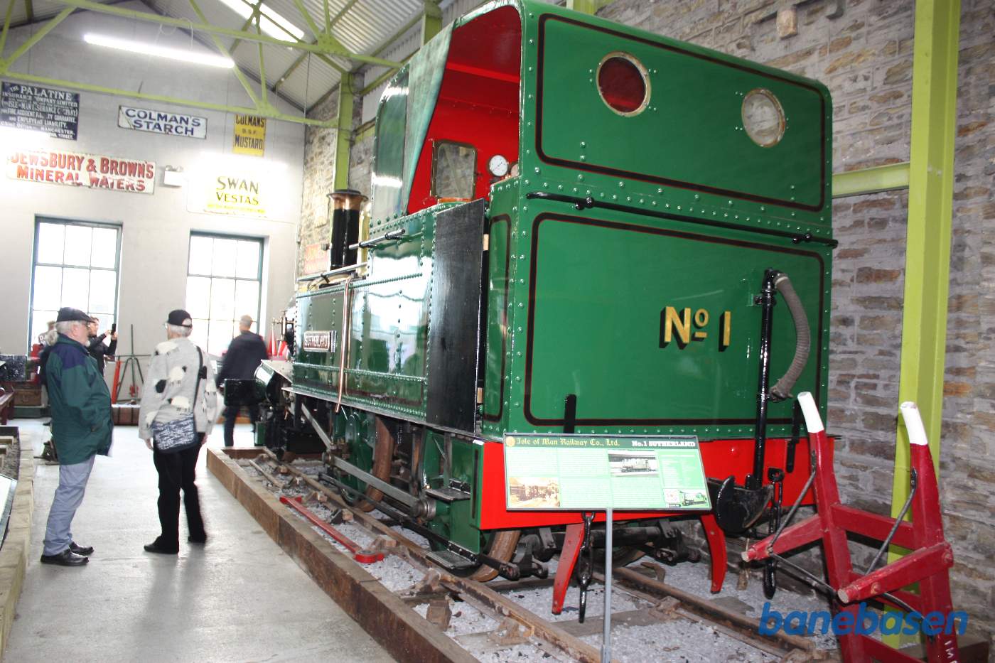 Grønt damplokomotiv set bagfra