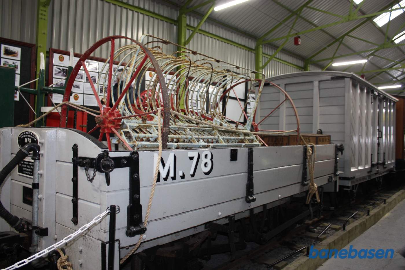 Godsvogn med landbrugsmaskine