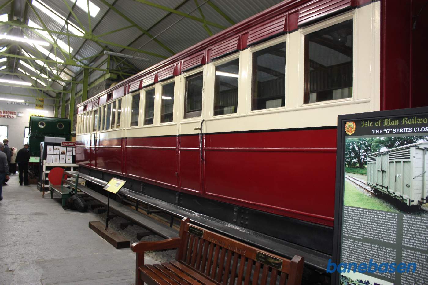 Rød-beige personvogn