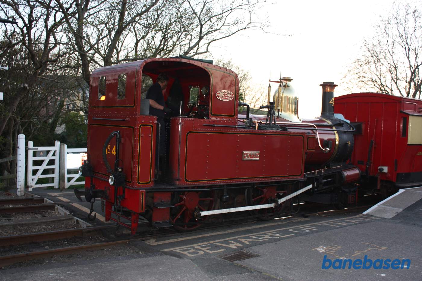 Damplokomotivet koblet til vognene