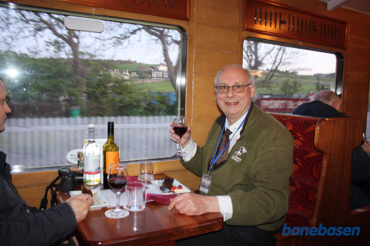 Der serveres dessert i toget på vej hjem