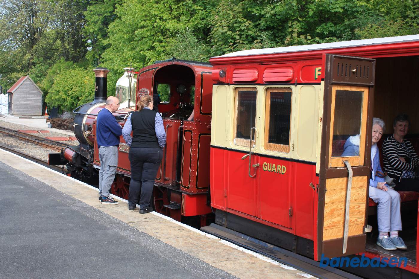 Damplokomotivet koblet til vognene