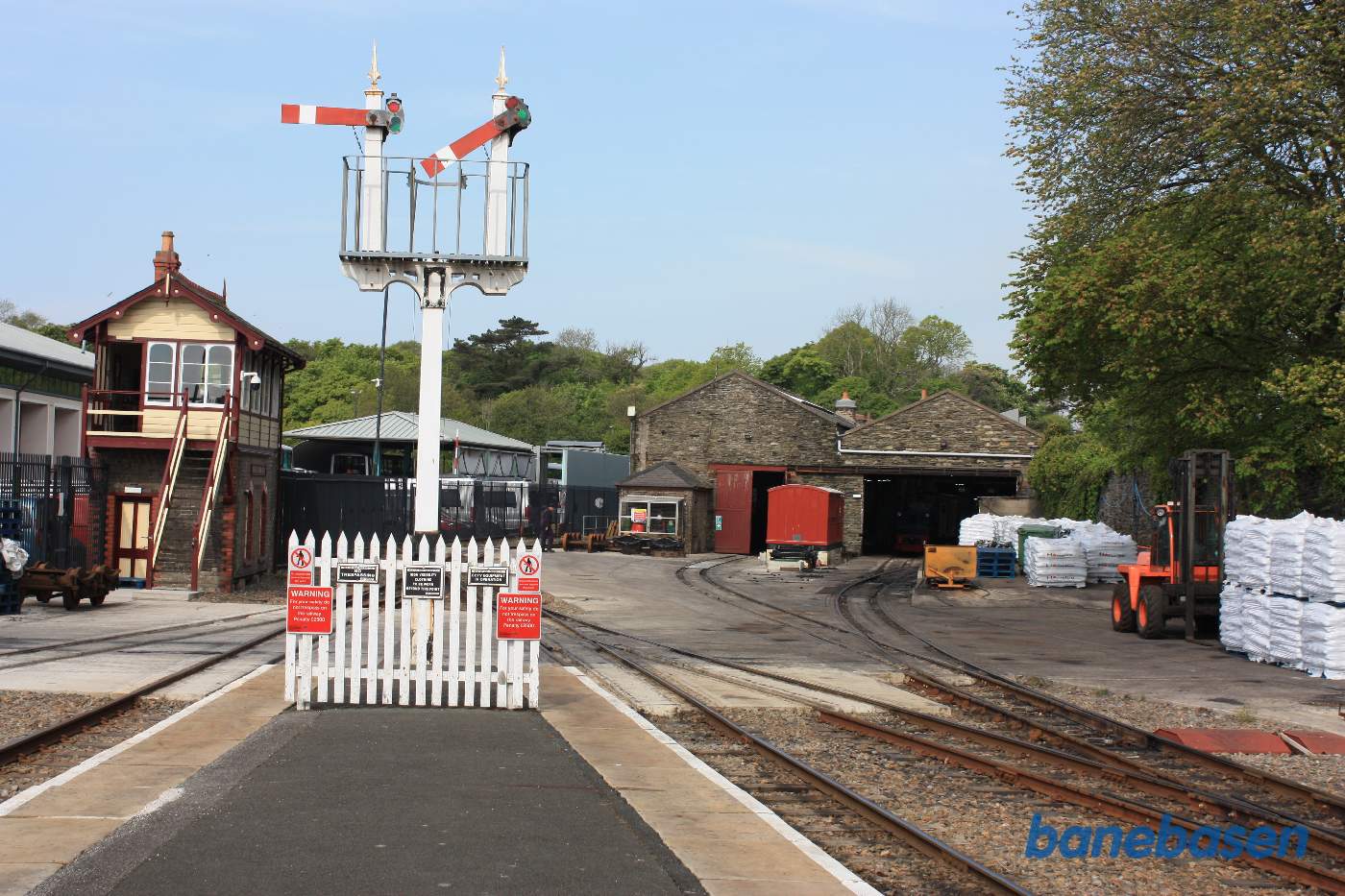 Udkørselssignalerne for enden af perronen