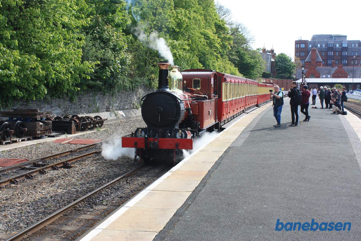 Persontoget på vej ud af stationen