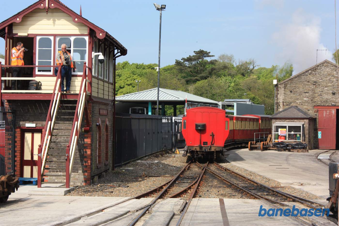 Persontoget på vej ud af stationen