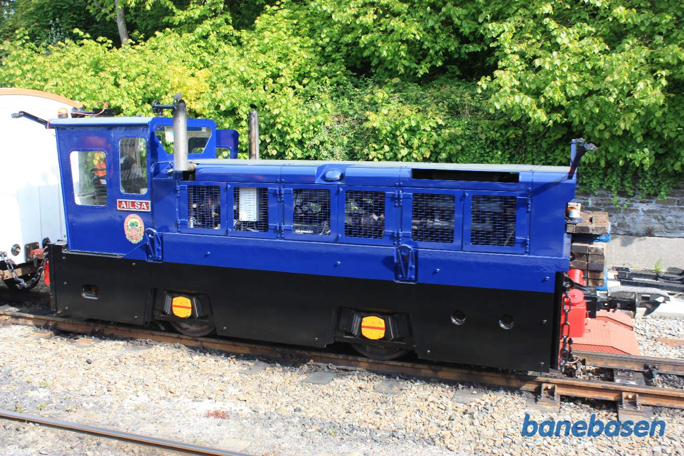 Et blåt diesellokomotiv set fra siden