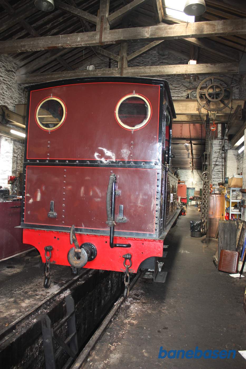 Et rødt damplokomotiv set bagfra