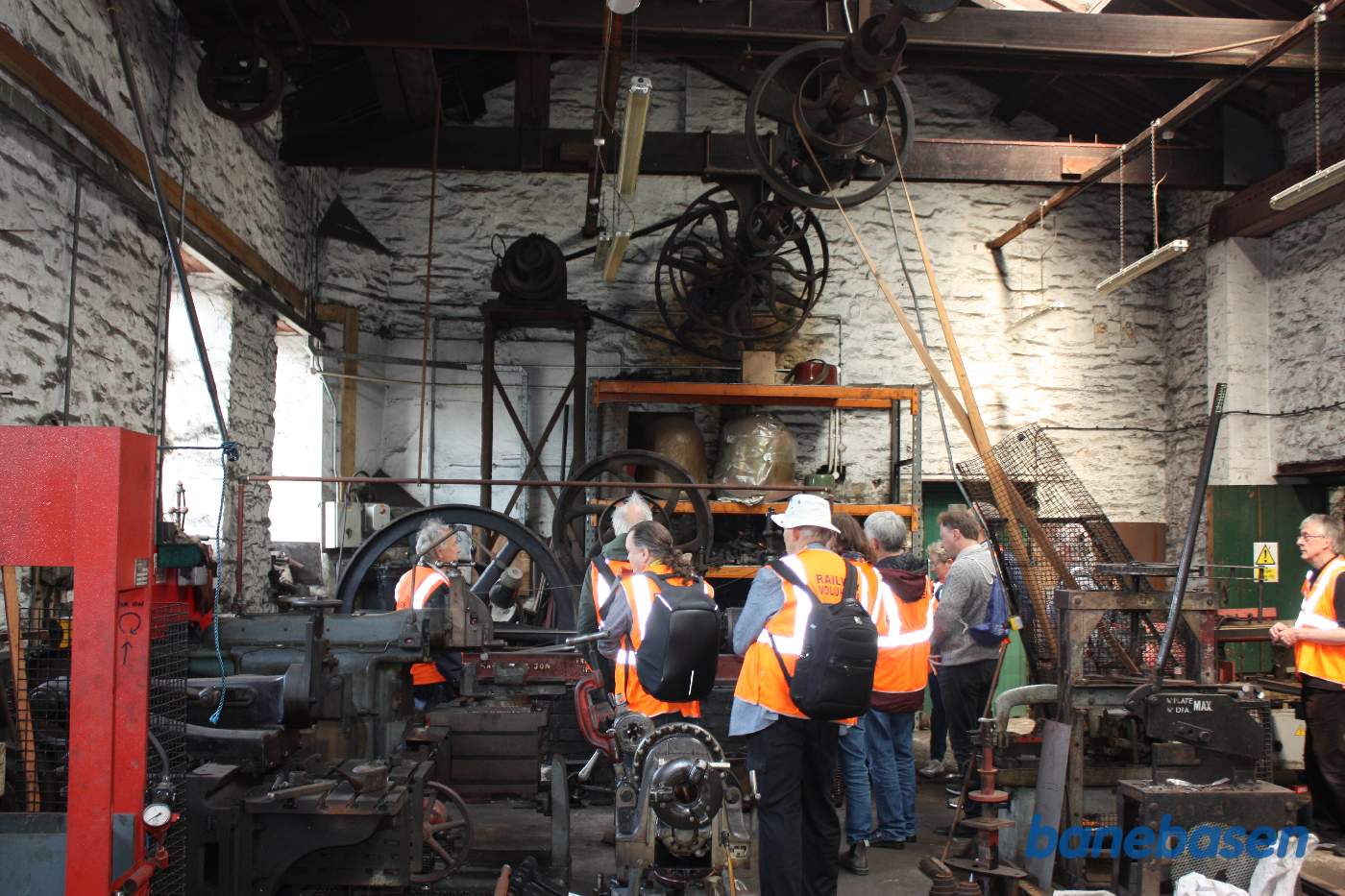 Til venstre dampmaskinen der trækker alle akslerne i loftet via fladremme