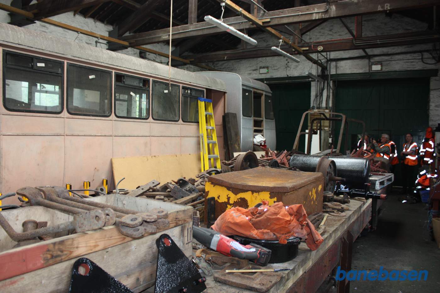 Et værksted med en vognkasse og bord med mange dele