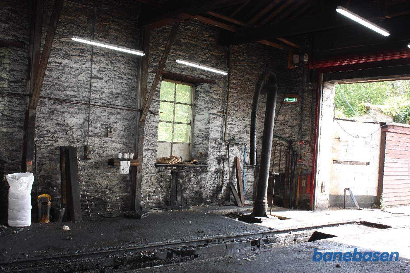 Remiseplads for damplokomotiver: vandpåfyldning og rensegrav