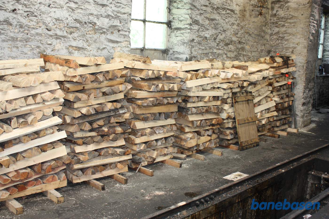 Opfyringstræ, pænt stablet langs væggen i remisen