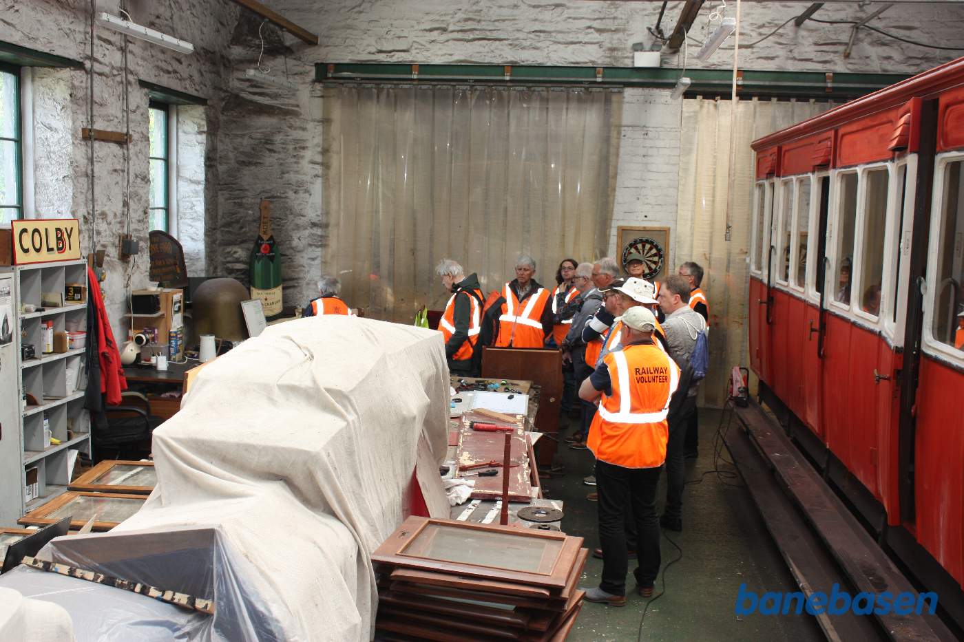 Vognværkstedet med en rød-beige personvogn til højre