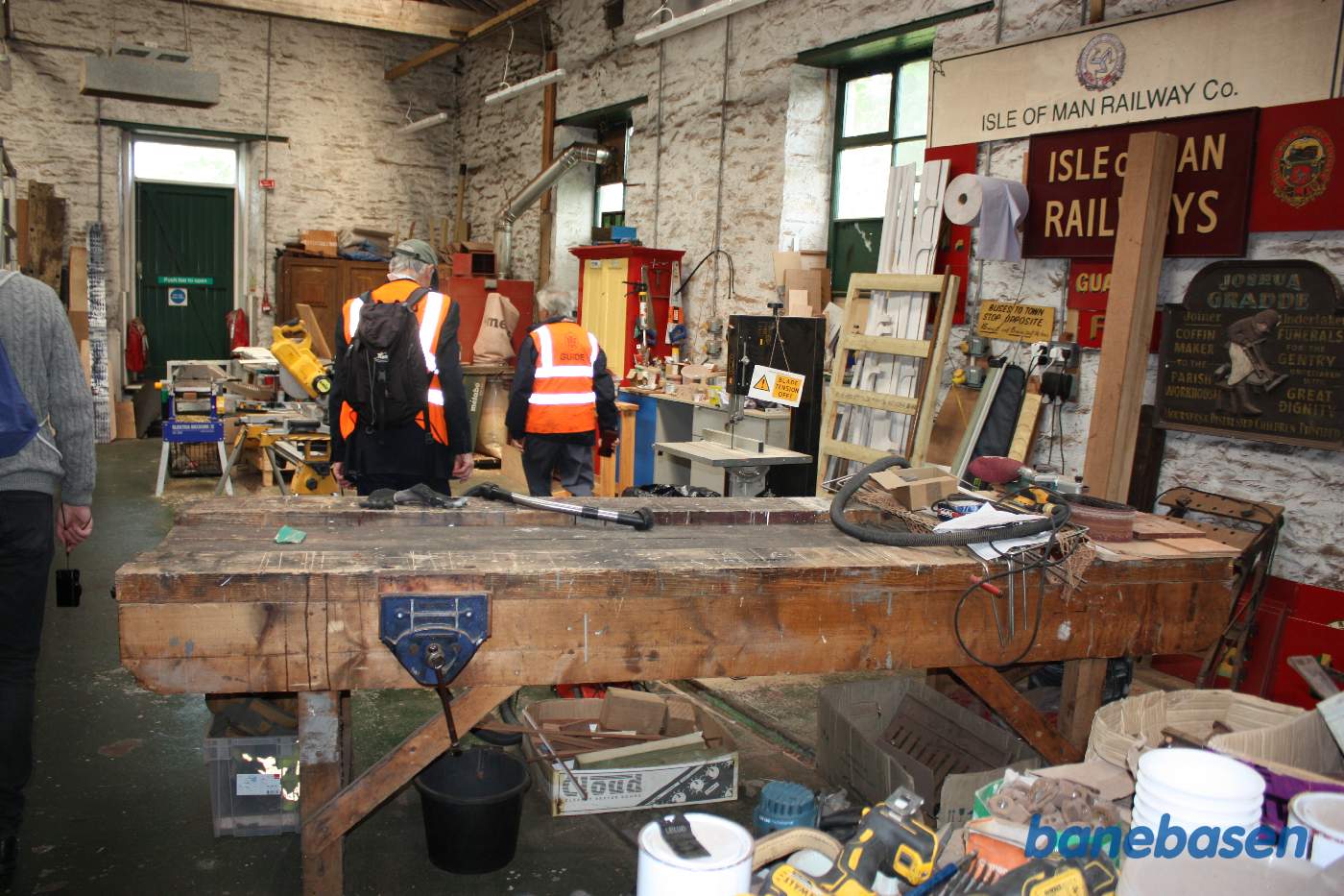 Det næste vognværksted med dele på bordene