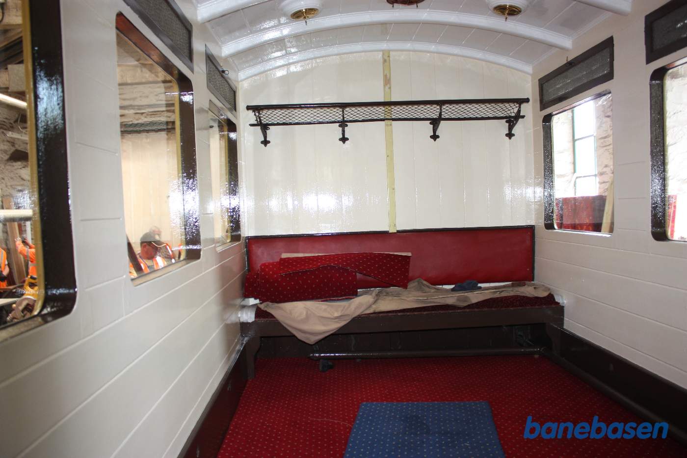 Den rød-beige salonvogn set indefra