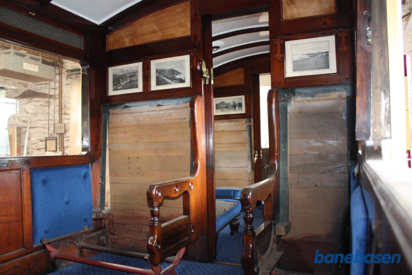 Den rød-beige salonvogn set indefra