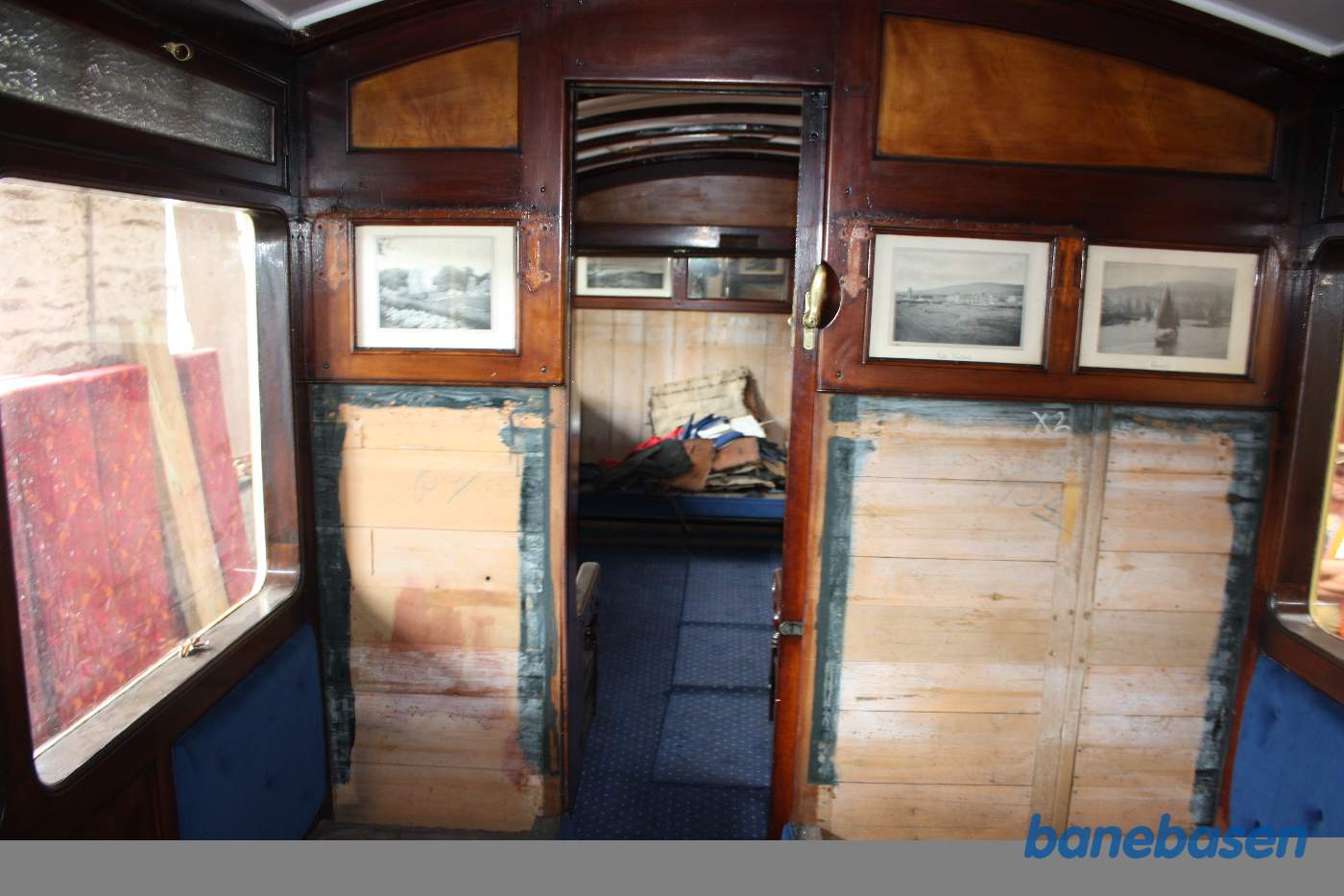 Den rød-beige salonvogn set indefra