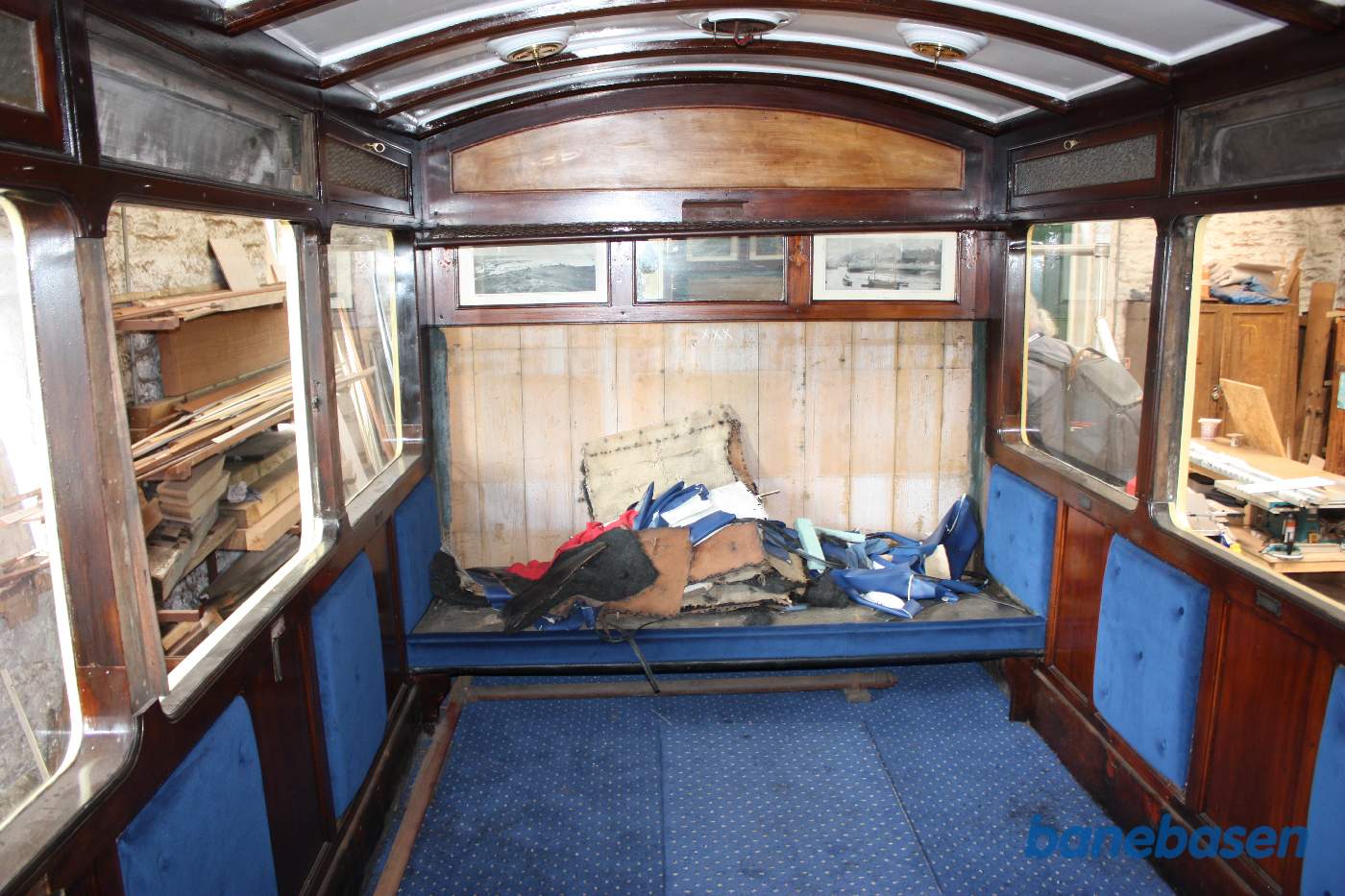 Den rød-beige salonvogn set indefra