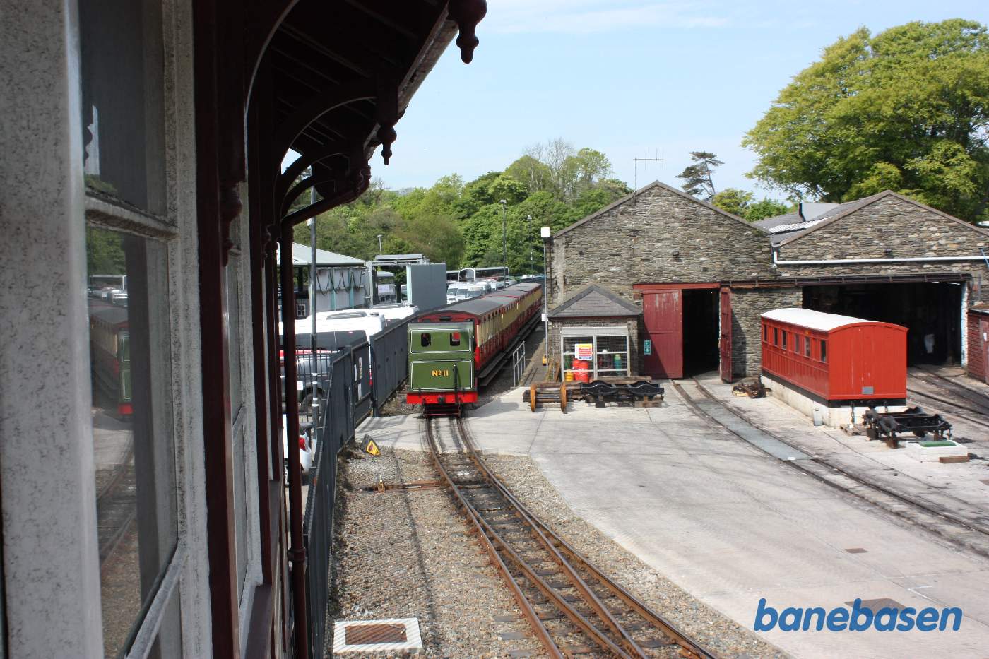Persontoget på vej ind, set oppe fra signalhuset