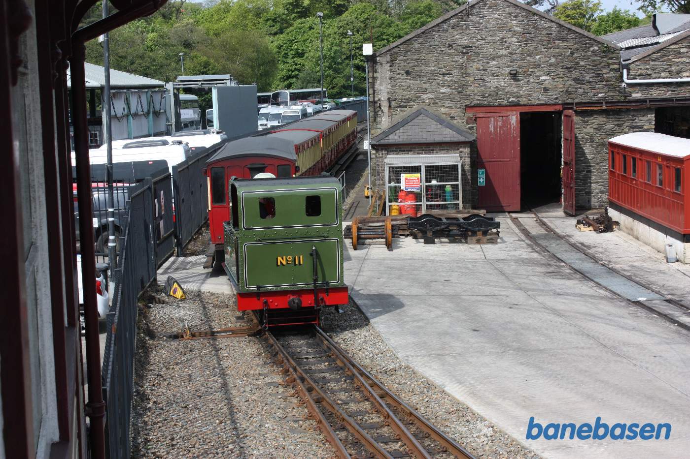 Persontoget på vej ind, set oppe fra signalhuset