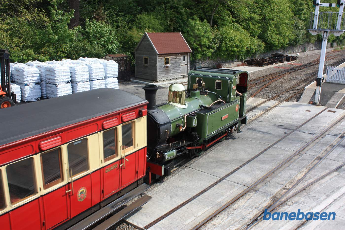 Persontoget på vej ind, set oppe fra signalhuset
