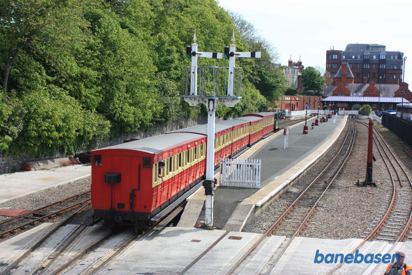 Persontoget på vej ind, set oppe fra signalhuset