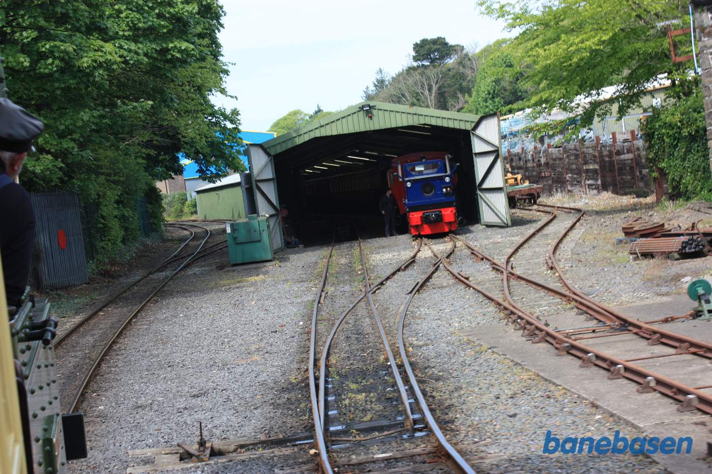 Persontoget passerer på vej ud af stationen nok en lille vognhal