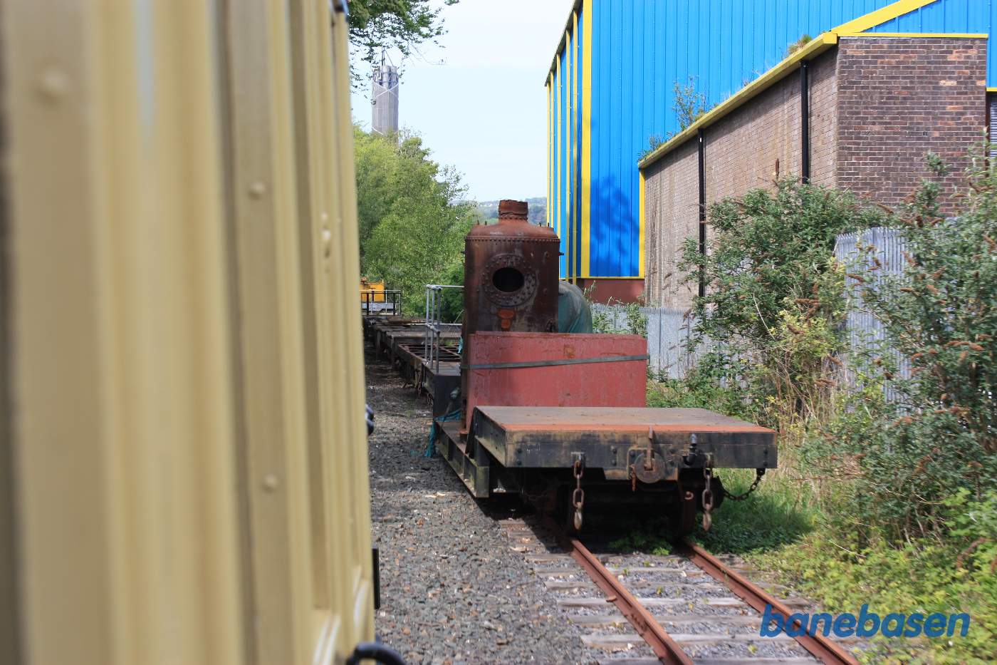 Der var i sin tid 2 hovedspor ud af stationen, det andet bruges i dag til hensat materiel