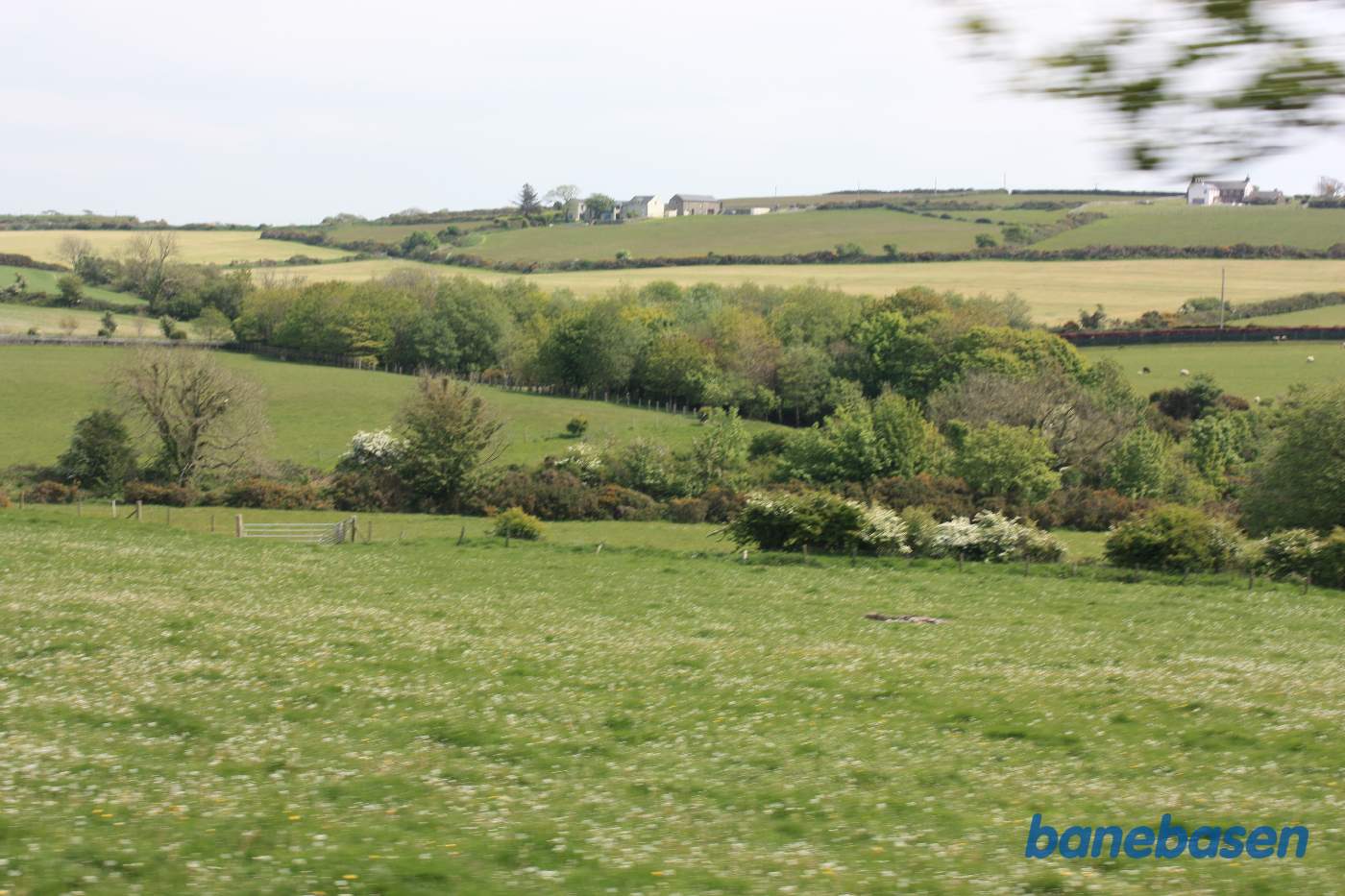 Toget kører ud over markerne, kort før Ballasalla