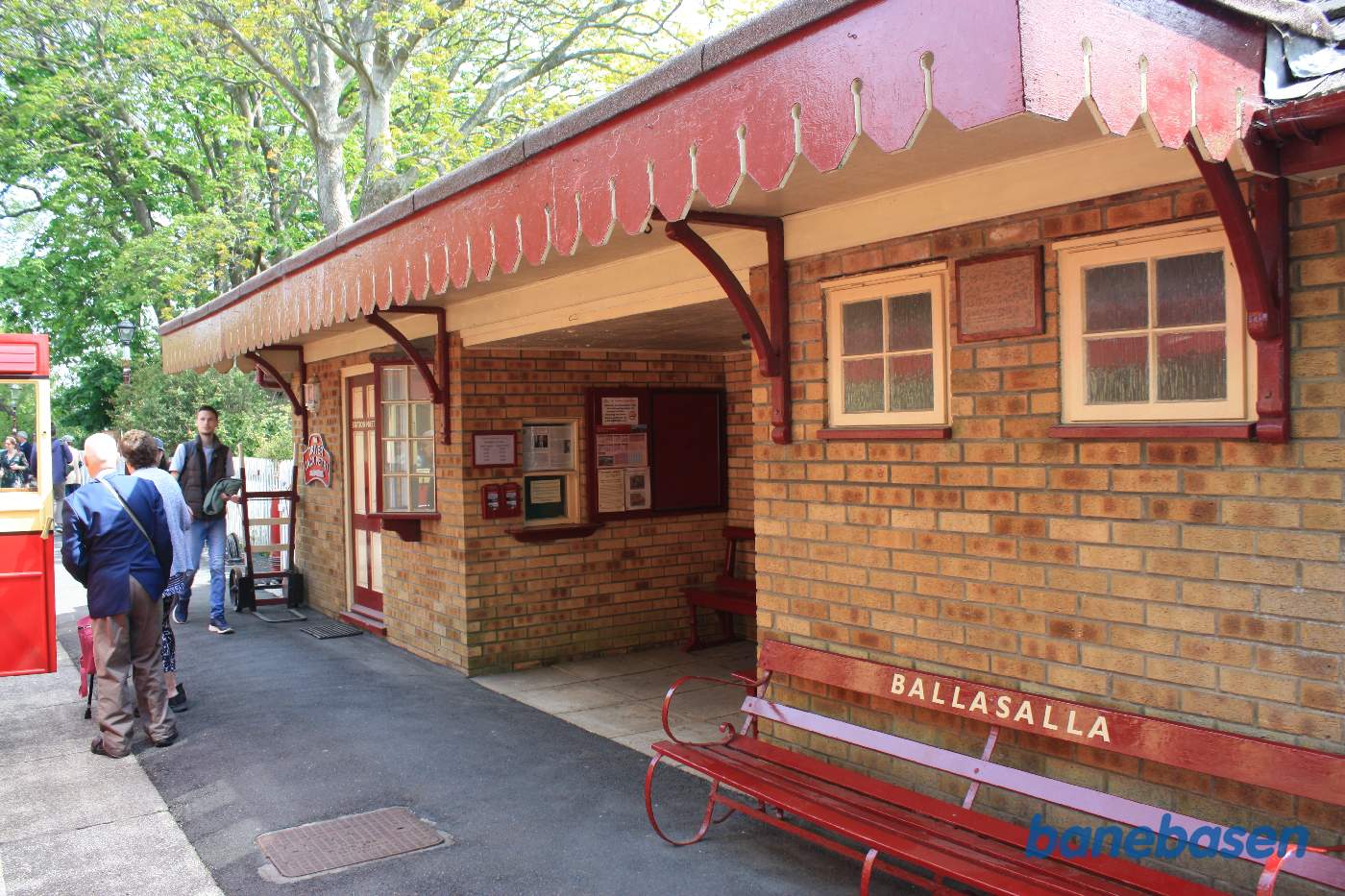 De rejsende stiger ud og ind i toget